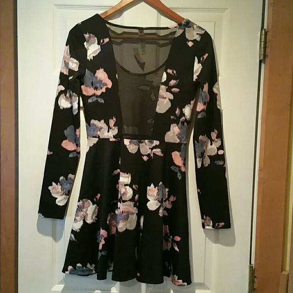 Women's dress. - Picture 2 of 3